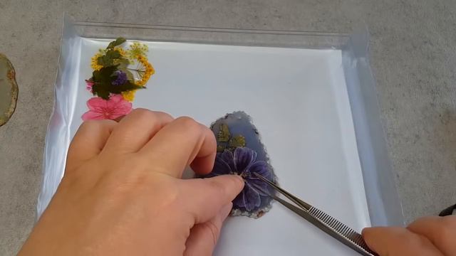 Невероятно, но факт!  кулон с натуральным камнем и цветами внутри. Мастер класс как сделать кулон.