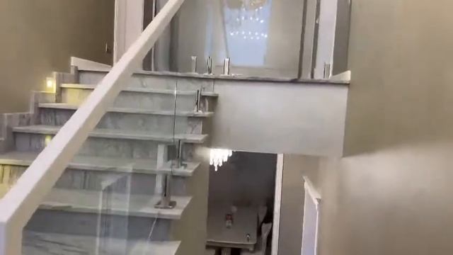 Перила из стекла на мини стойках