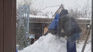 дети, снег. санки и снежные горки. хроника