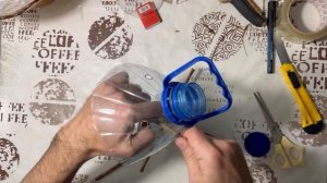 Кормушка для птиц из бутылки своими руками. Что едят синицы.