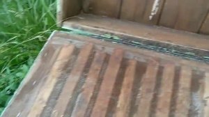 Подготовка ульев с глухим дном к изоляции пчел при обработке рапса.