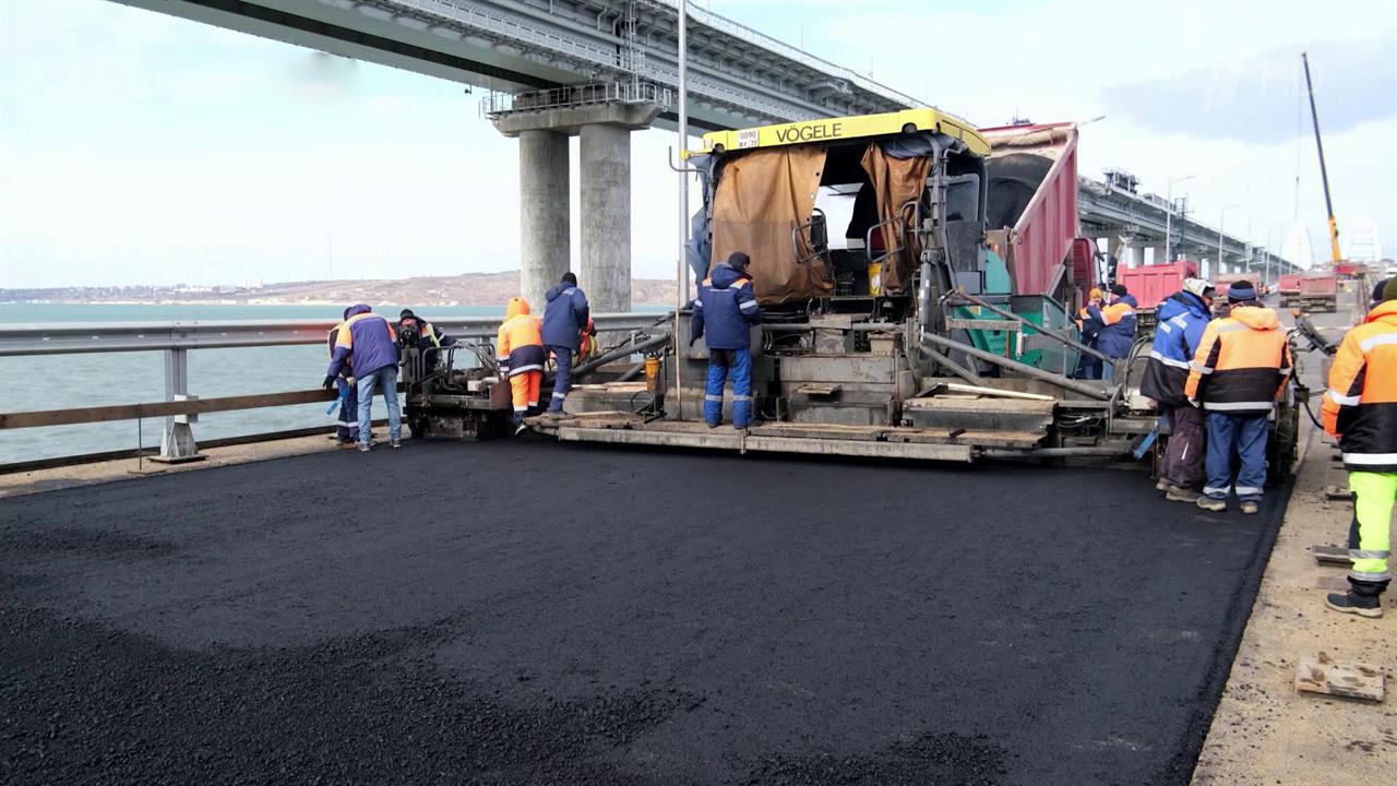 Рабочие, благодаря которым возобновлено движение по Крымскому мосту, получили высокие награды.
