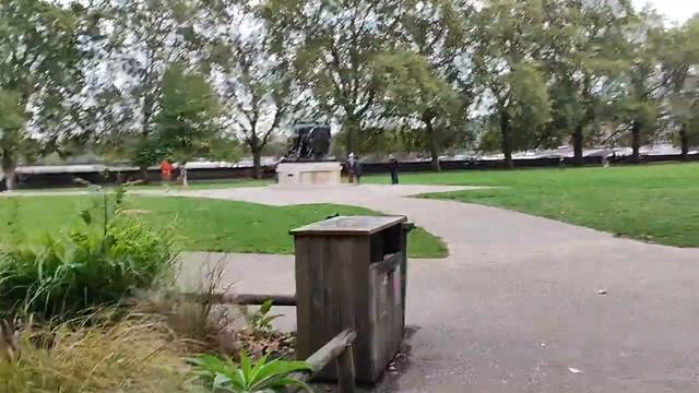 В парке возле Вестминстерского дворца (Парламент Великобритании). London, United Kingdom смотреть онлайн