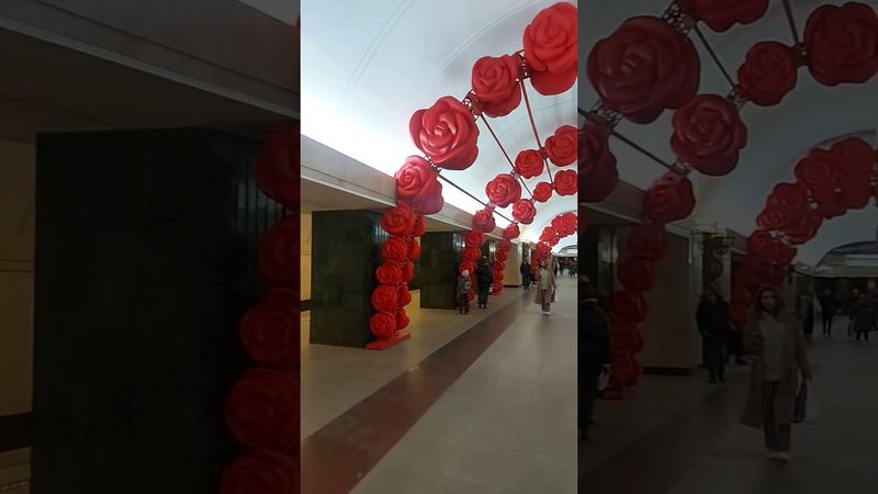 Цветы на станции метро Трубная