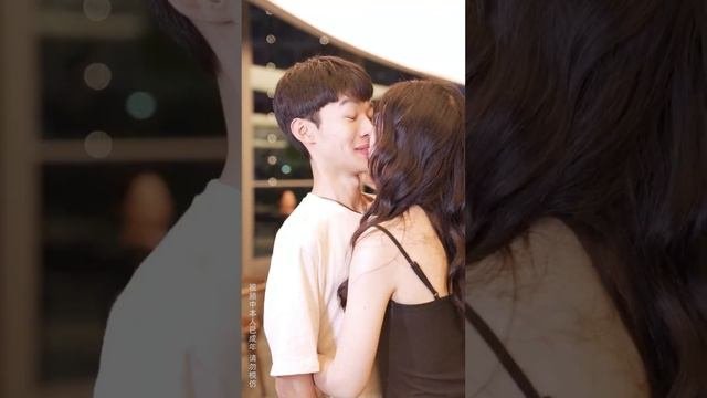 奶狗弟弟爱上相差十岁的姐姐，游戏现场激吻，大尺度！！【扑通一夏】