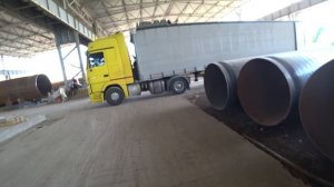 Погрузка огромной трубы в фуру