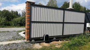 откатные ворота на кирпичных столбах.