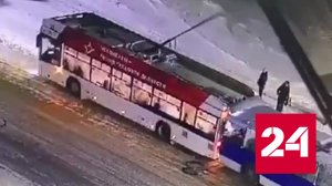 Два троллейбуса столкнулись на остановке в Чебоксарах - Россия 24