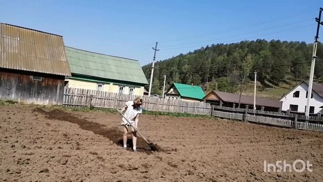 Сельские будни весной. Пашем огород. Сажаем картофель. Работа по двору. смотреть онлайн