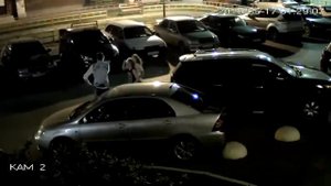 Дети бегут по крышам автомобилей