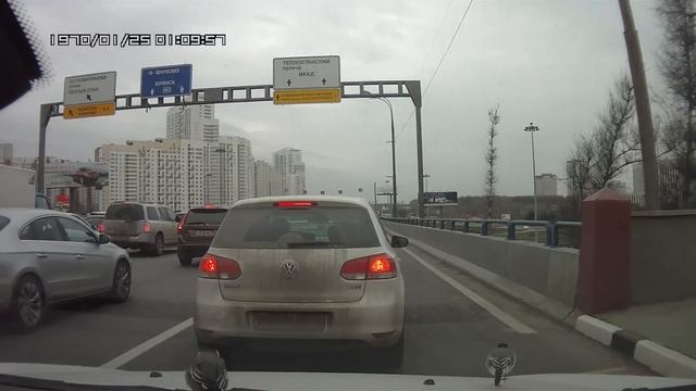 Птички катаются на капоте машины. :) смотреть онлайн