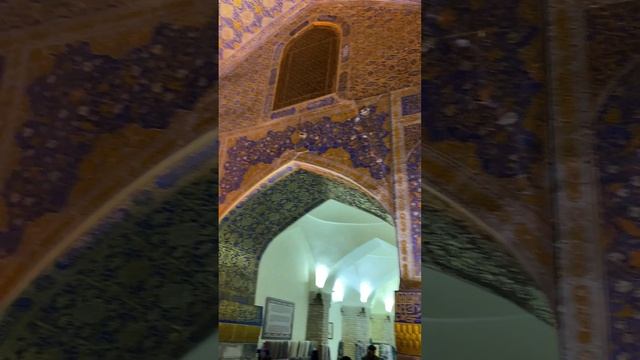 Внутри мечети Медресе Тилля-Кари. Самарканд/Inside the Tillya-Kari Madrasah mosque. Samarkand