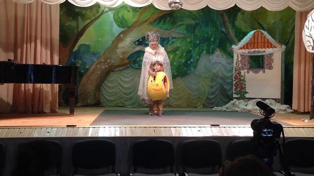 Спектакль "Колобок и Новый год". Театральный кружок школы искуств, 2013 год смотреть онлайн