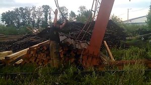 слетел козловой кран с рельс.