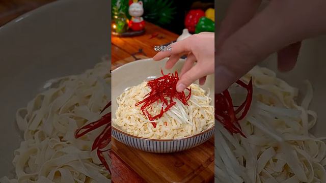 以后豆皮买回家你就像我这样做个炝拌豆皮，做法简单香辣好吃 #炝拌豆皮 又多了一道拿手菜 #青椒肉丝 #美食 #家常菜 ， #跟着Shorts学做菜