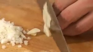 Паста с тигровыми креветками, сливочным соусом и базиликом