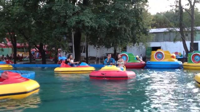 Макеевка парк с аттракционами.MOV
