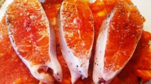 Стейк из форели с соусом из укропа на овощной подушке