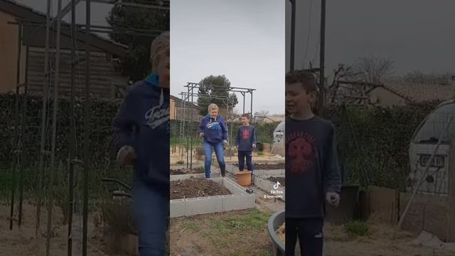 Весёлая семейка. Всё всегда делает семьёй. Подготавливаем огород. смотреть онлайн