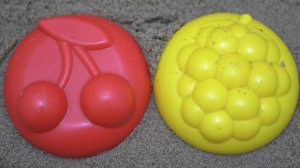 Вишня виноград из песка в песочнице делаем фигуры из песка.