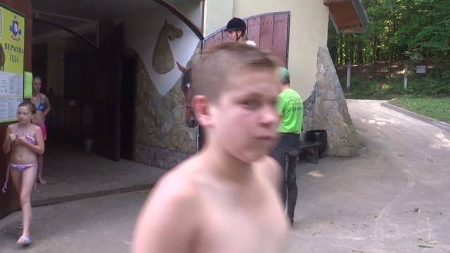 Бухта Викингов. Львов. Красивая девушка садится на лошадь смотреть онлайн