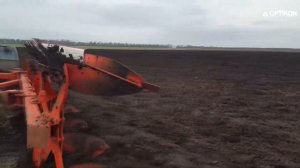 Плуг полуприцепной Оптикон Мастер А6 пятикорпусный в борозде с трактором Т-150