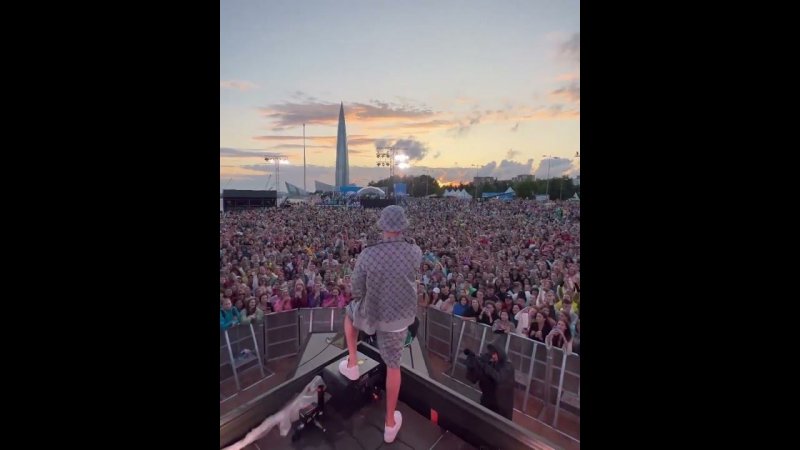 Весь стадион поёт с L'ONE на VK Fest 2023!