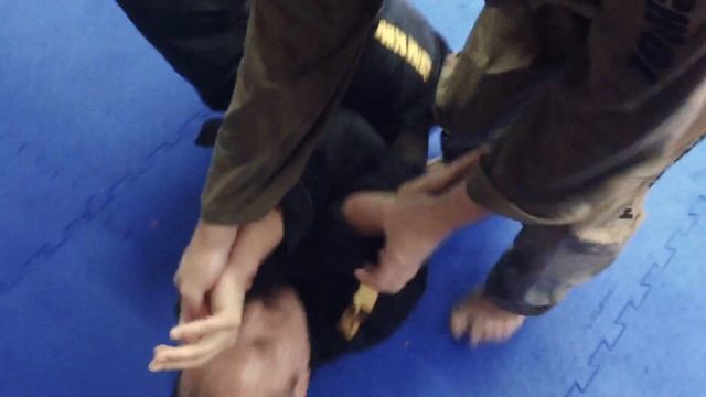 Освобождение от захвата куртки смотреть онлайн