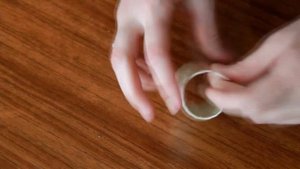 Шляпка на ободке из картона и атласных лент