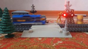 Самый короткий грузовой поезд проезжает через железнодорожный переезд (Без шлагбаума)