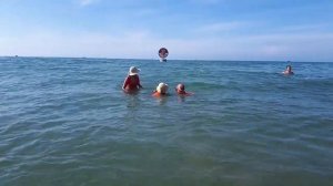 Дети плавают в океане.ИГРЫ НА ВОЛНАХ. Учимся плавать