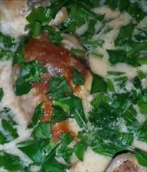 Куриная голень с шампиньонами в сливочном соусе.