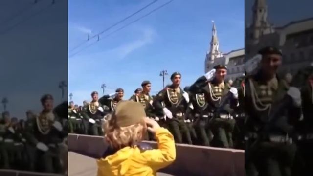 Парад принял