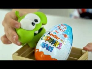 Синий трактор привез и распаковывает большой киндер сюрприз -  Unboxing Kinder Surprise