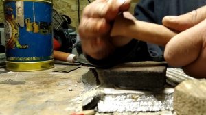 Полировка рукояти саамского ножа в ручную.