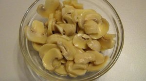 Салат с курицей и маринованными шампиньонами