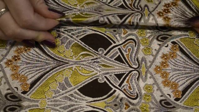 ТКАНЬ ЖАККАРД ЗОЛОТИСТО-БЕЛОГО ОТТЕНКА С ОРНАМЕНТОМ смотреть онлайн