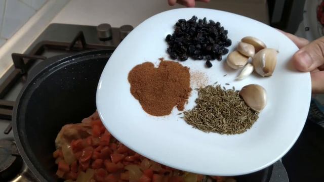 Плов с курицей в кастрюле дома. Рассыпчатый рис и вкусная курочка.