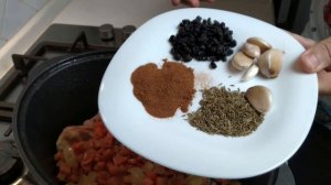 Плов с курицей в кастрюле дома. Рассыпчатый рис и вкусная курочка.