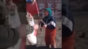 Бабушка вышла с флагом Ссср на Украине