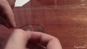 Как положить скрепку на воду, чтобы она не утонула???