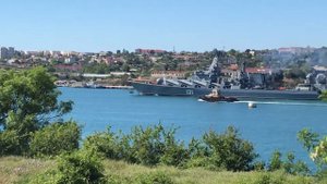 (Большая редкость) крейсер Москва-121 выводят в море