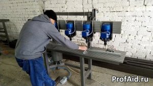 Многошпиндельный сверлильный станок сверлит алюминиевую трубу.