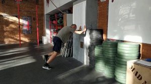 Подсед-толчок с упором в стену фронтально