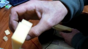 Приспособление для вырезания рыбок из поролона.