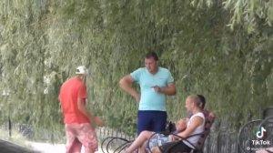 Мужик обосрался просит помощи у прохожих