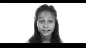 До слёз девочка читает стих