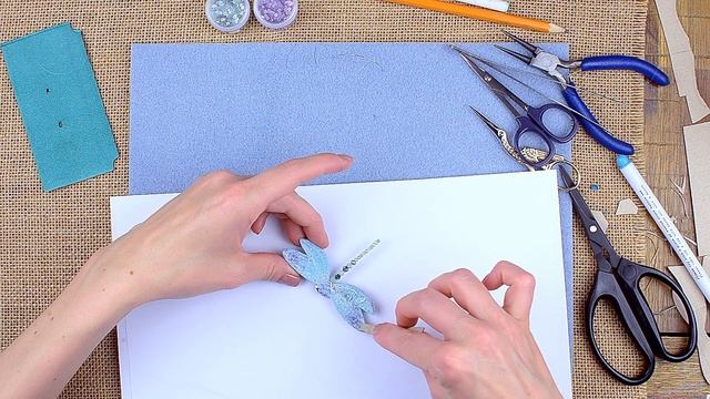 Обшиваем край броши из бисера пайетками, пришиваем пин. #мастеркласс #брошьсвоимируками