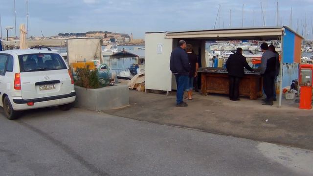 Рыбный магазин и причал рыбаков в Ретимно Цена на рыбу Крит смотреть онлайн