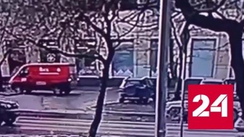 Микроавтобус насмерть сбил пешехода на тротуаре на севере Москвы - Россия 24 